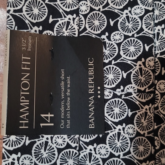 NWT black and white short with bicycle print - Picture 4 of 4